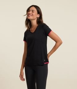 Camiseta Esportiva com Frisos Contrastantes