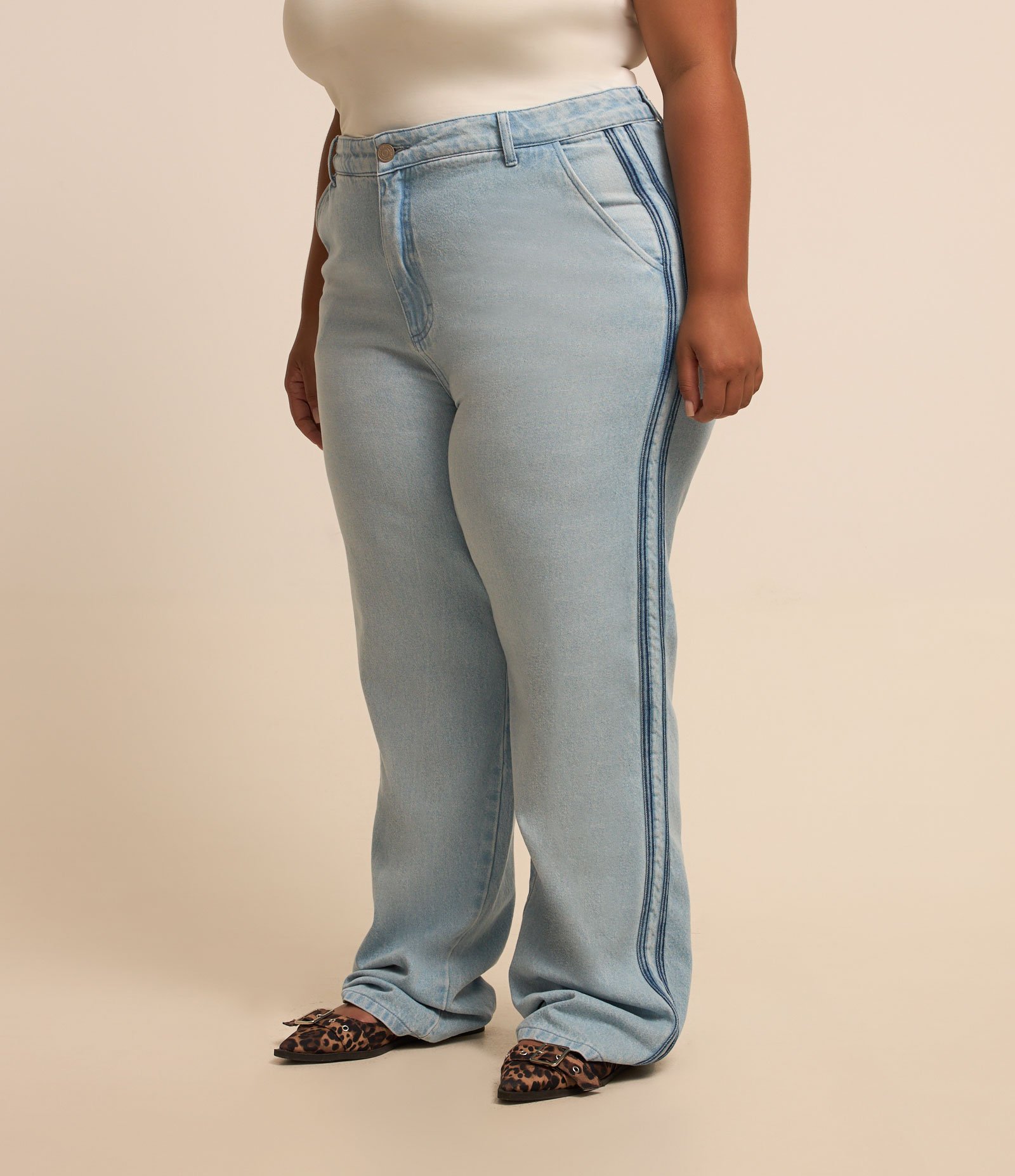Calça Anos 90 Jeans com Listras Laterais Curve & Plus Size Jeans Claro 2