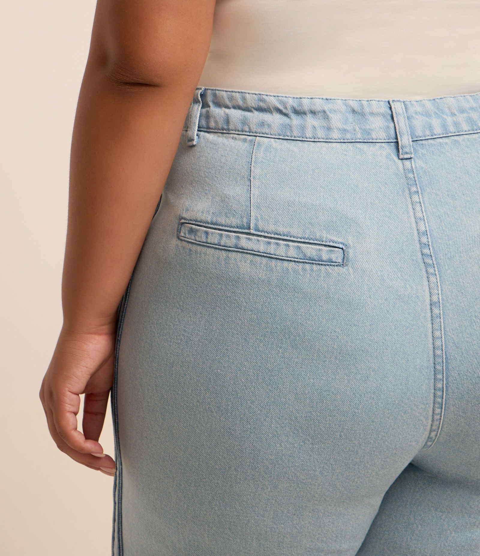 Calça Anos 90 Jeans com Listras Laterais Curve & Plus Size Jeans Claro 3