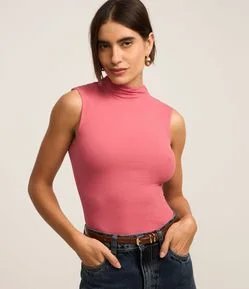 Blusa Sem Manga em Viscose com Gola Alta e Textura Canelada