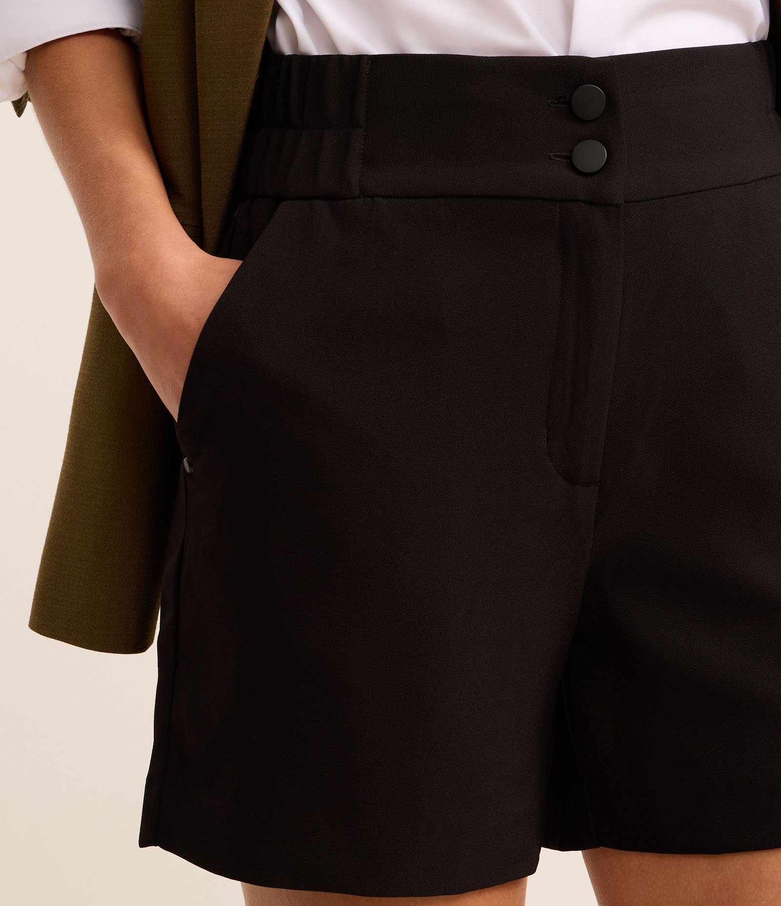 Short Alfaiataria com Cós Elástico Botões Duplos Preto 4