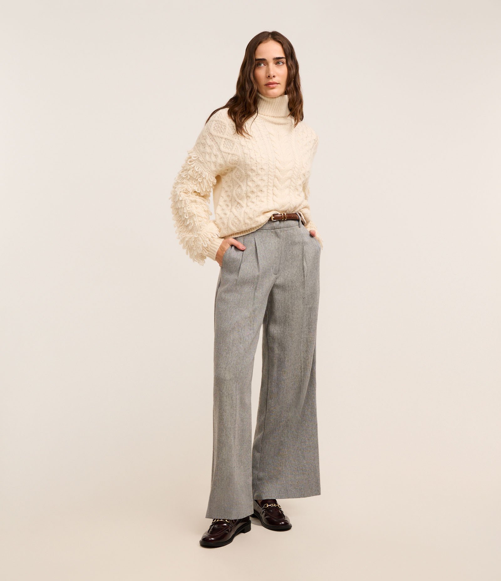 Calça Wide Leg Alfaiatada com Cintura Alça e Pregas Cinza 1