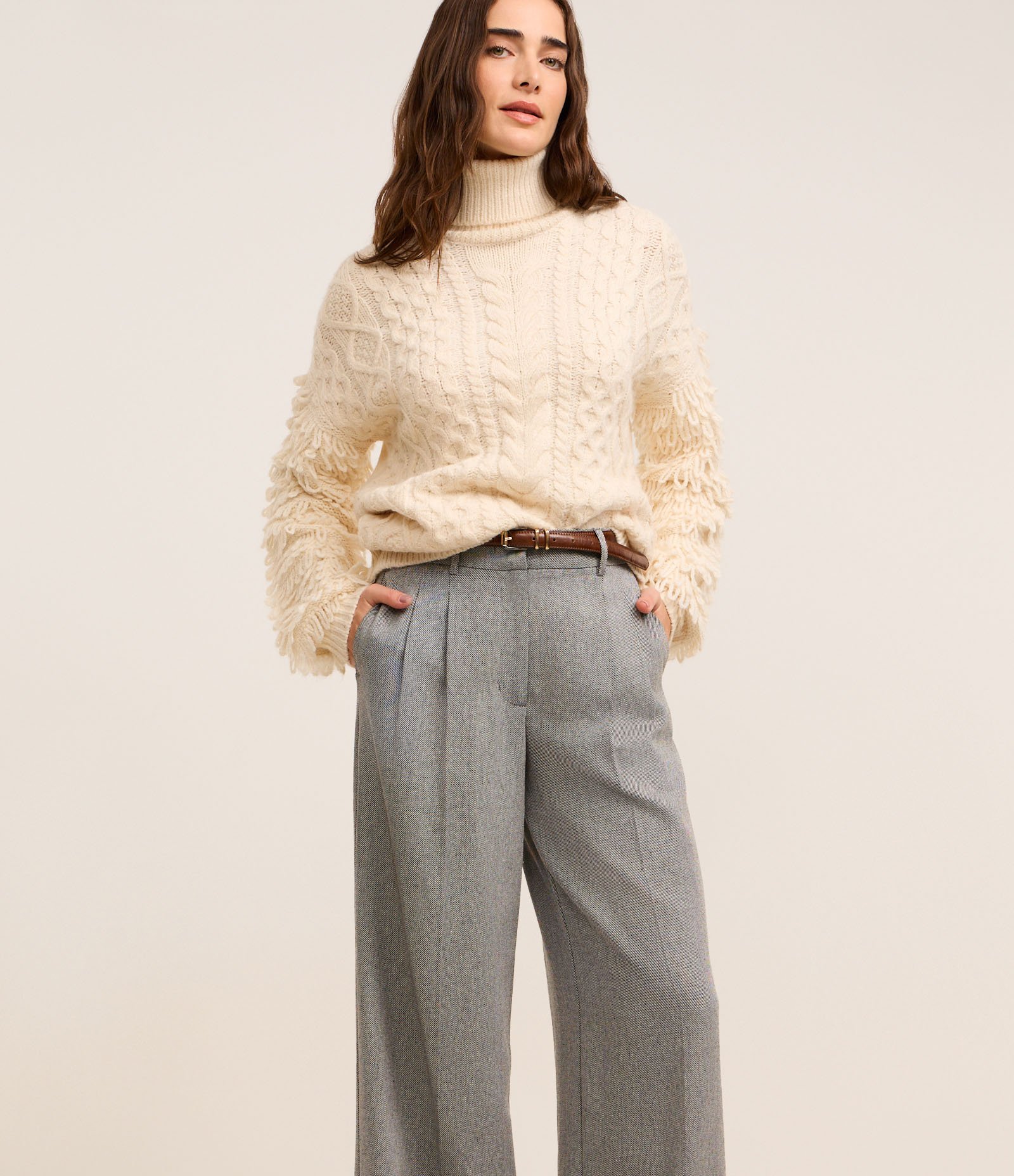 Calça Wide Leg Alfaiatada com Cintura Alça e Pregas Cinza 2