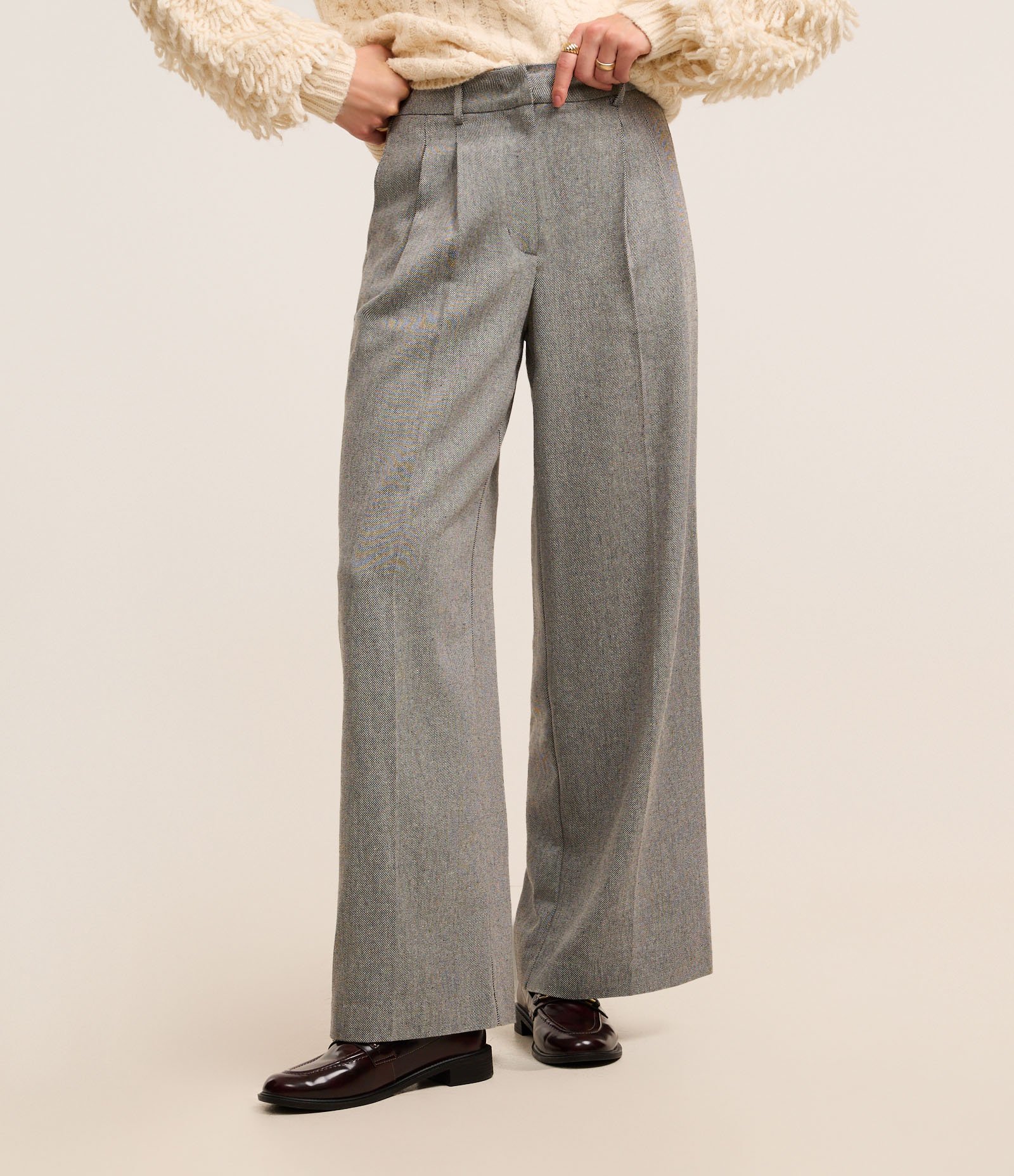 Calça Wide Leg Alfaiatada com Cintura Alça e Pregas Cinza 3