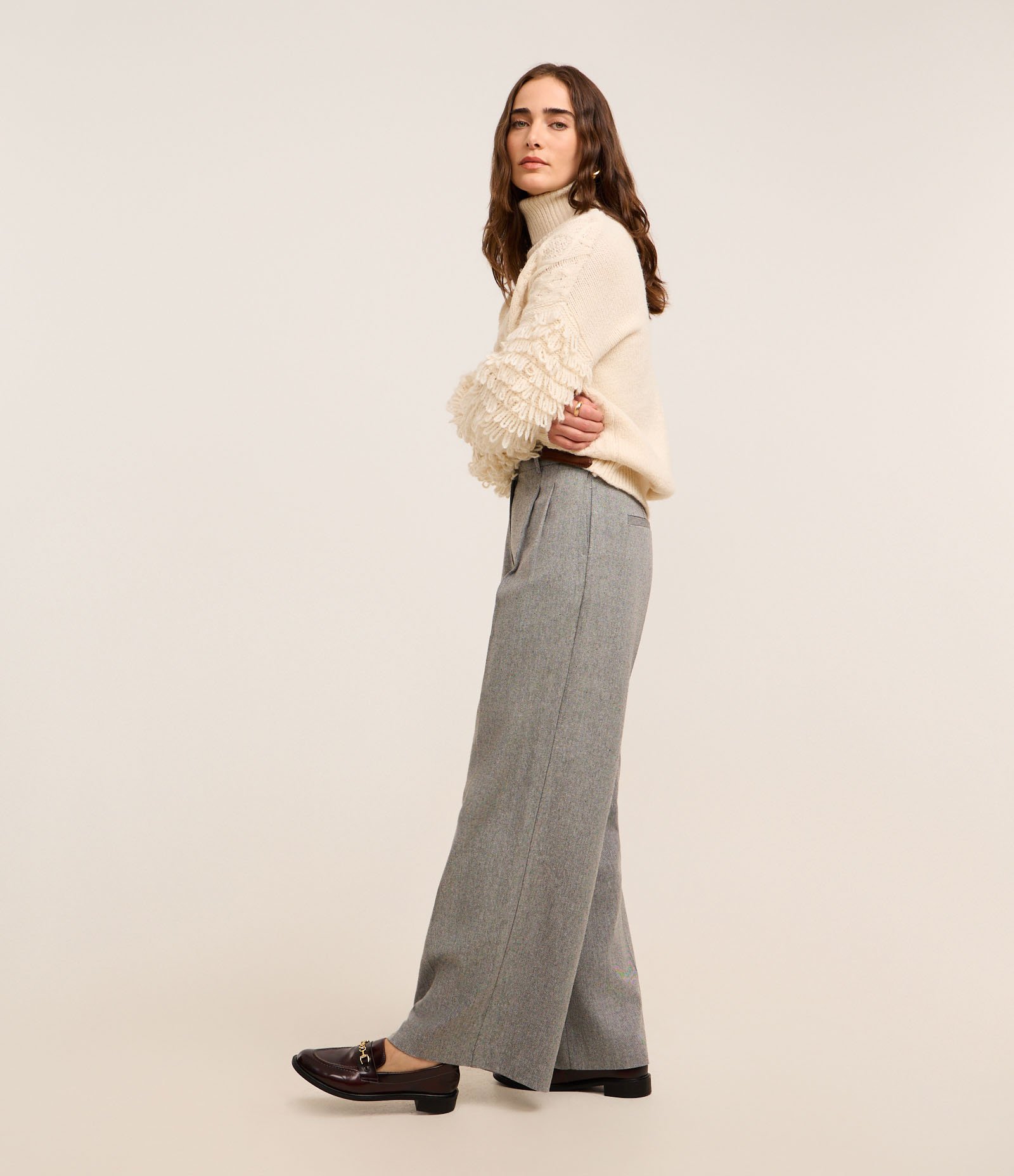 Calça Wide Leg Alfaiatada com Cintura Alça e Pregas Cinza 5
