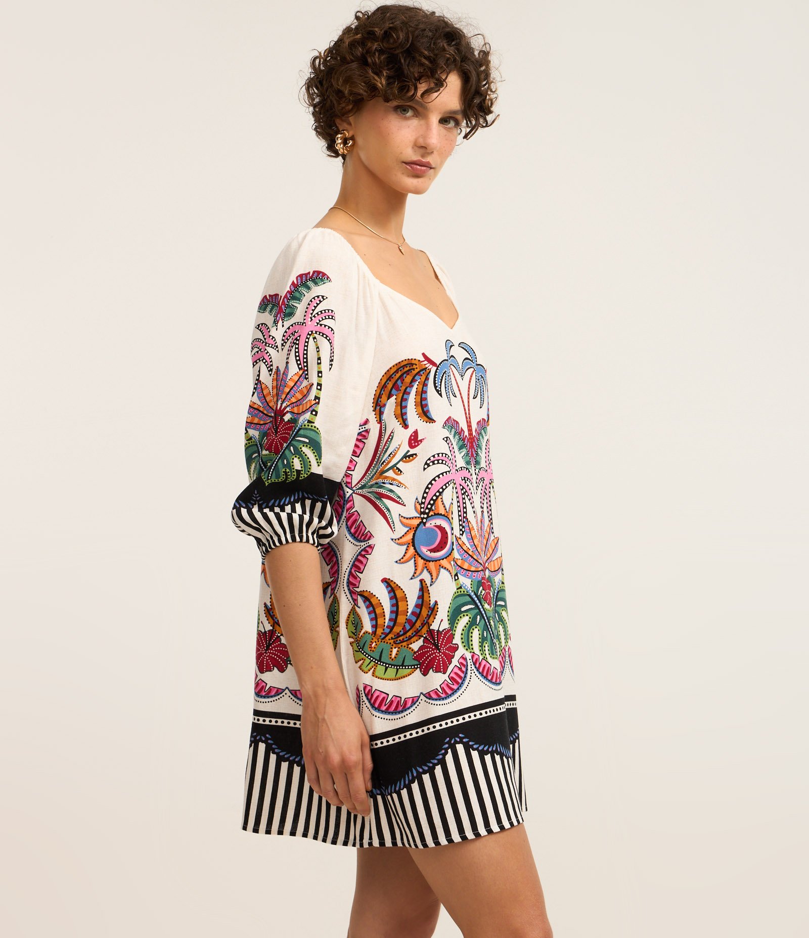 Vestido Evasê Curto com Linho Estampado Tropical e Mangas Bufantes Multicores 1