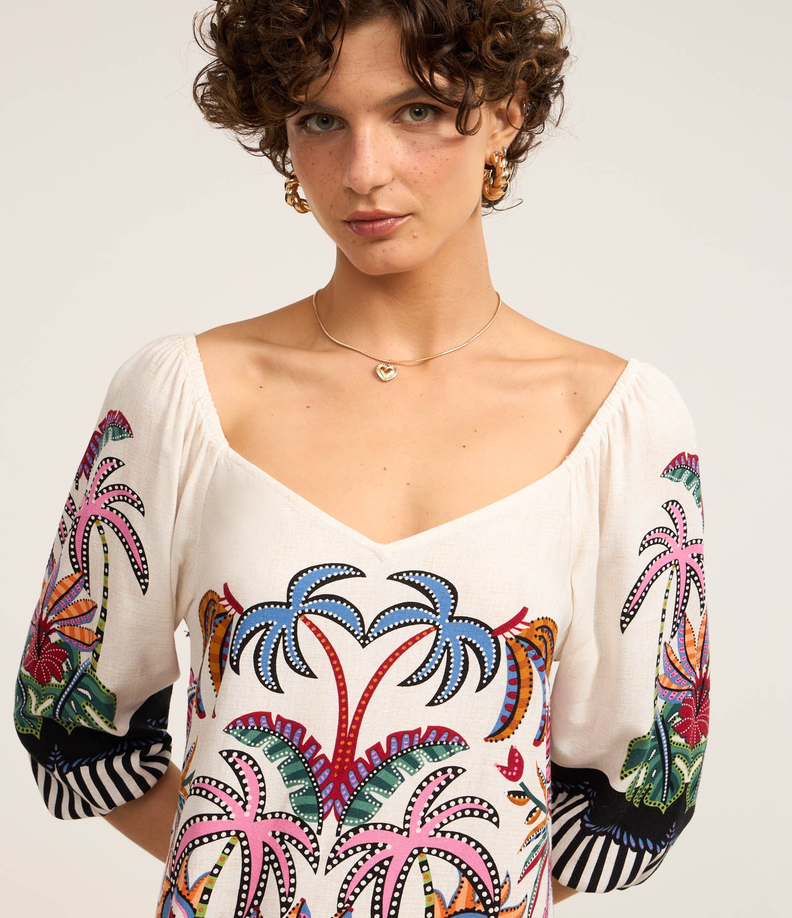 Vestido Evasê Curto com Linho Estampado Tropical e Mangas Bufantes Multicores 3