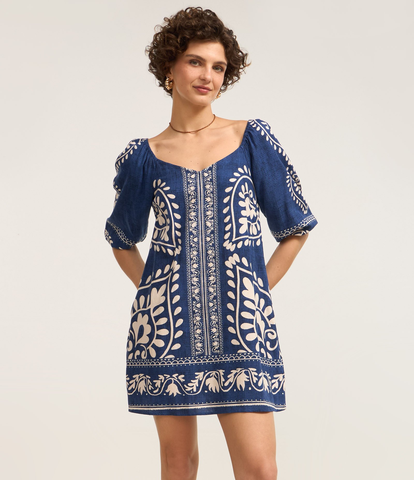 Vestido Curto em Viscose e Linho com Estampa Arabescos Azul 1