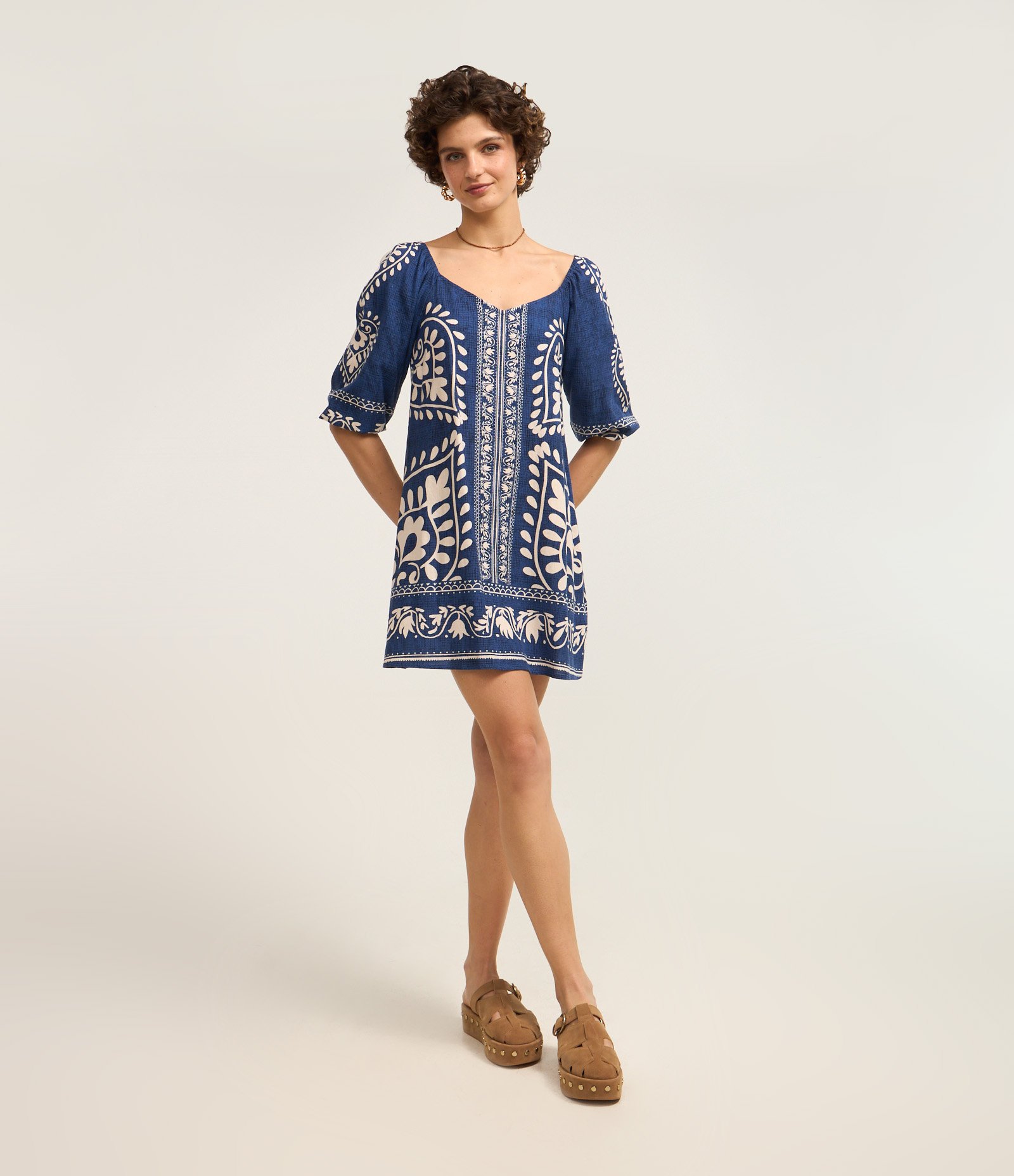 Vestido Curto em Viscose e Linho com Estampa Arabescos Azul 2