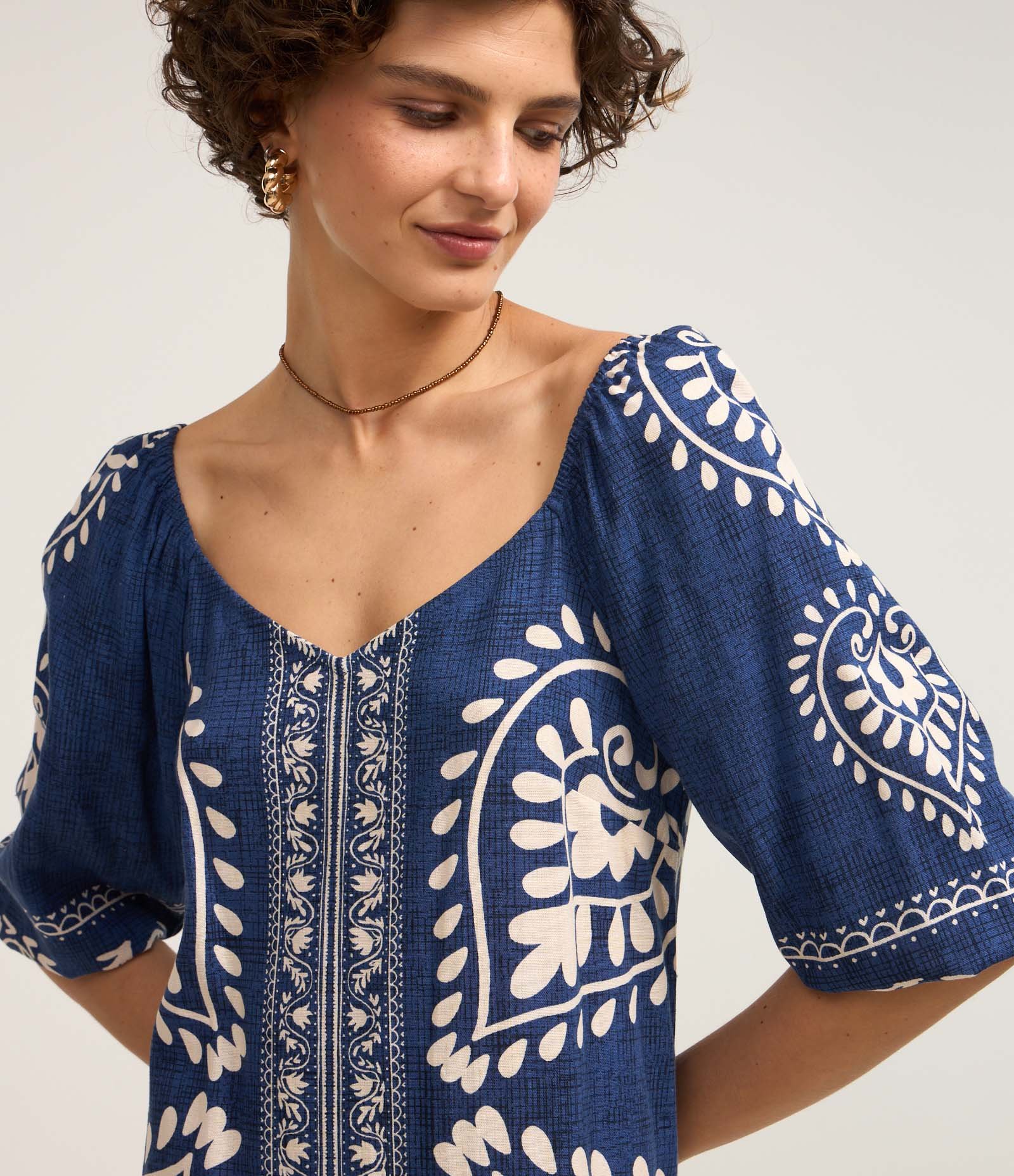 Vestido Curto em Viscose e Linho com Estampa Arabescos Azul 3