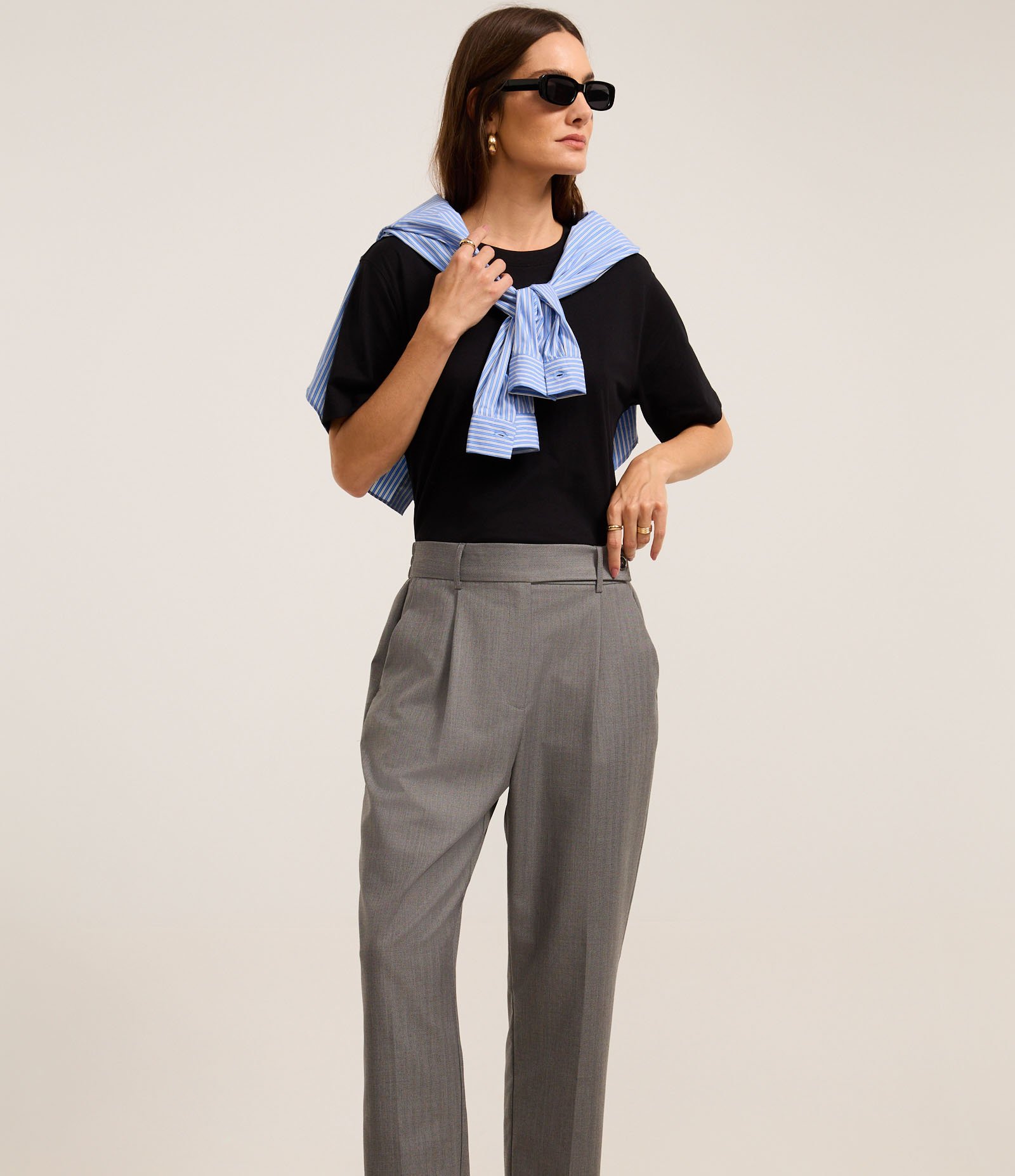 Calça Cenoura Alfaiatada com Cós Transpassado Cinza 1