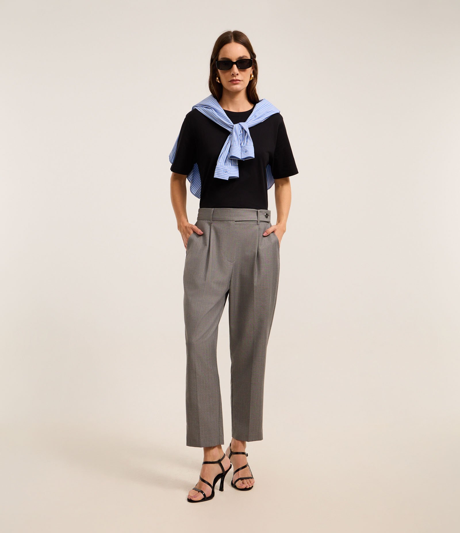 Calça Cenoura Alfaiatada com Cós Transpassado Cinza 2