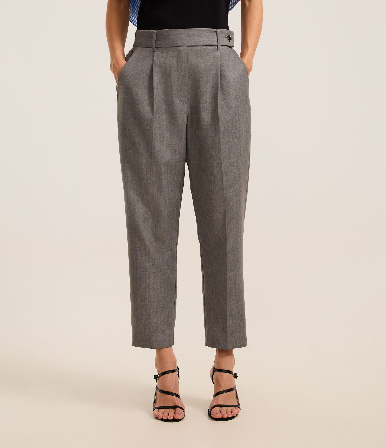 Calça Cenoura Alfaiatada com Cós Transpassado Cinza 3