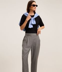 Calça Cenoura Alfaiatada com Cós Transpassado