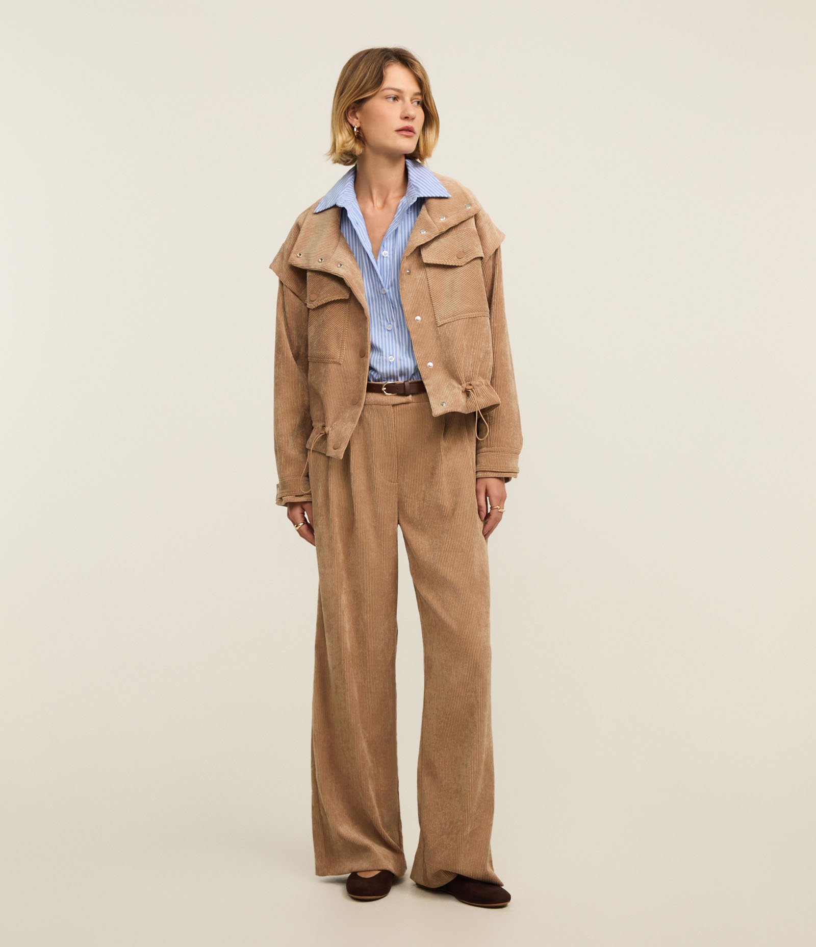 Calça Reta Cintura Alta em Veludo Cotelê com Pregas Marrom 1