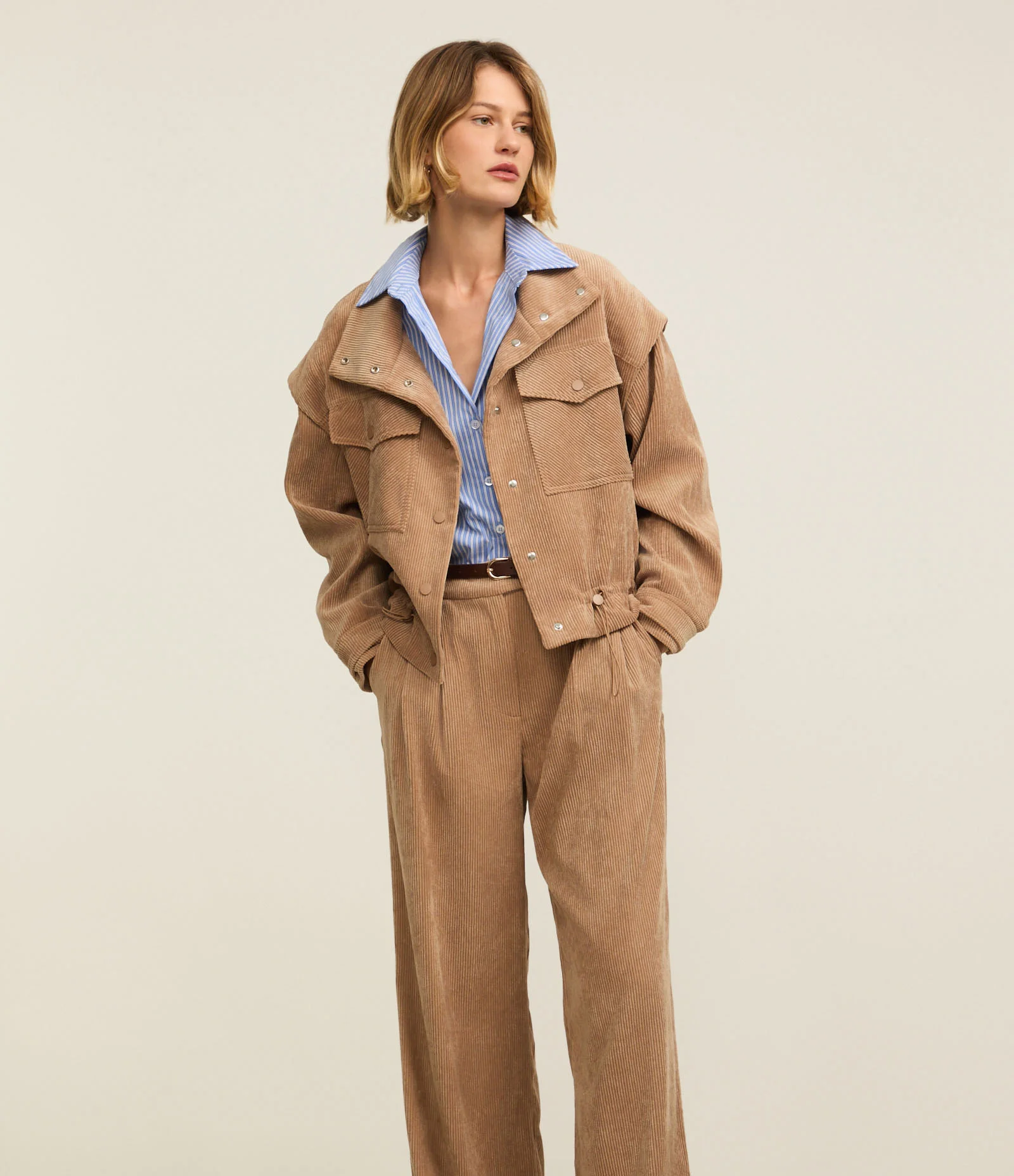 Calça Reta Cintura Alta em Veludo Cotelê com Pregas Marrom 2