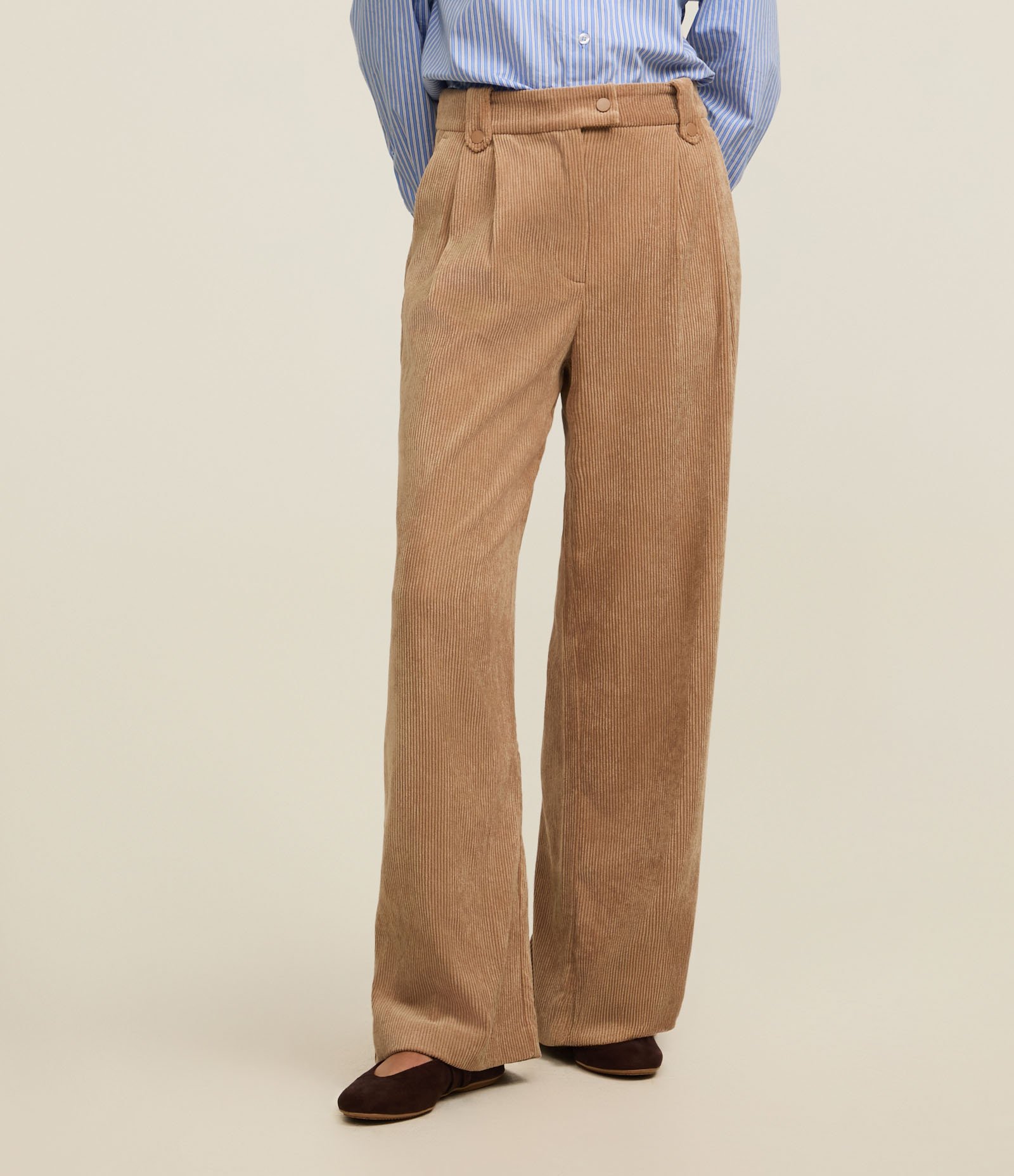 Calça Reta Cintura Alta em Veludo Cotelê com Pregas Marrom 3