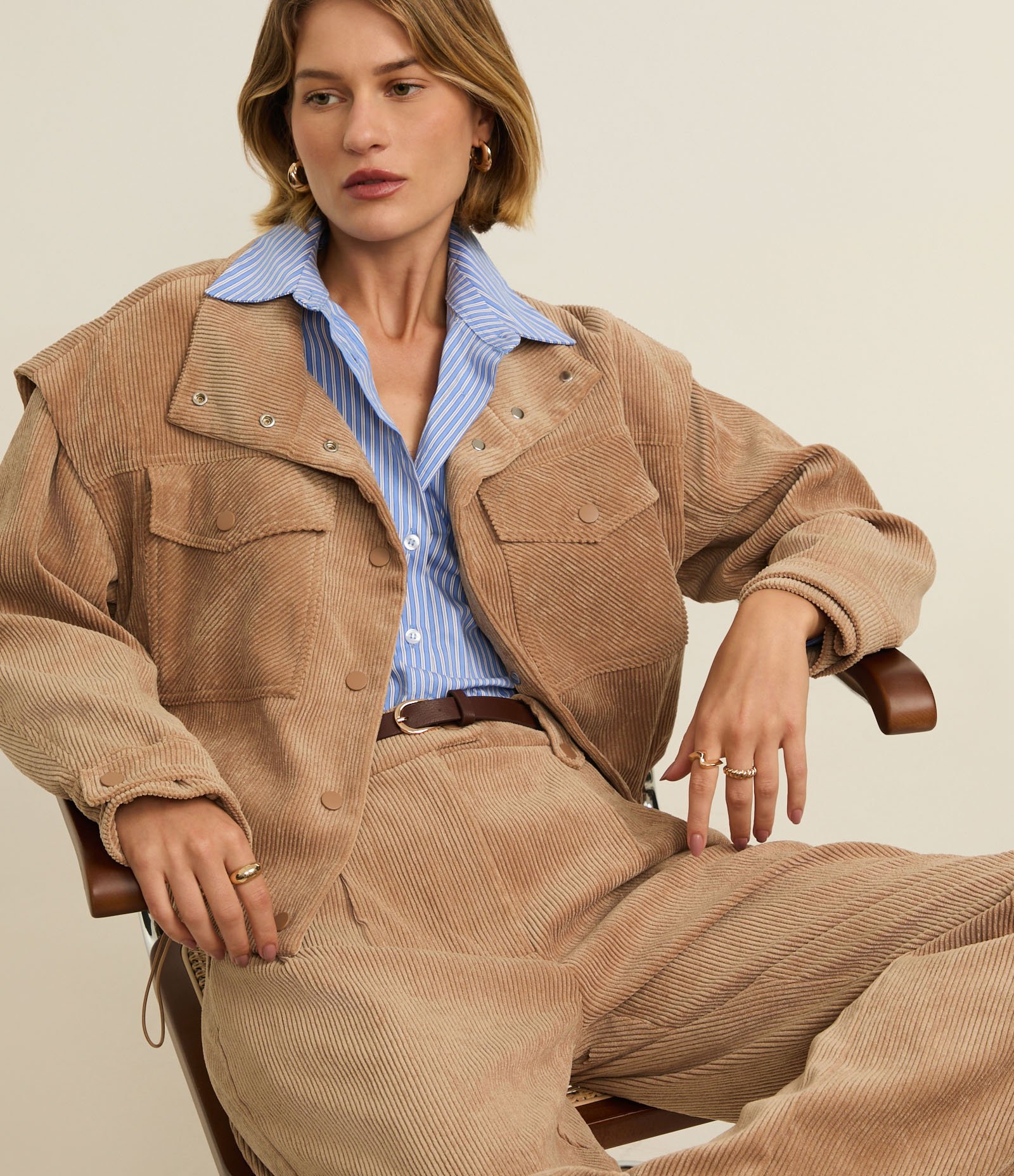 Calça Reta Cintura Alta em Veludo Cotelê com Pregas Marrom 6