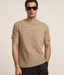 Camiseta em Algodão com Estampa Lettering Textura e Detalhe em Recortes