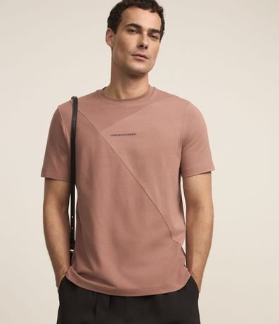 Camiseta em Algodão com Estampa Lettering Textura e Detalhe em Recortes Menor preço em Camiseta em Algodão com Estampa Lettering Textura e Detalhe em Recortes