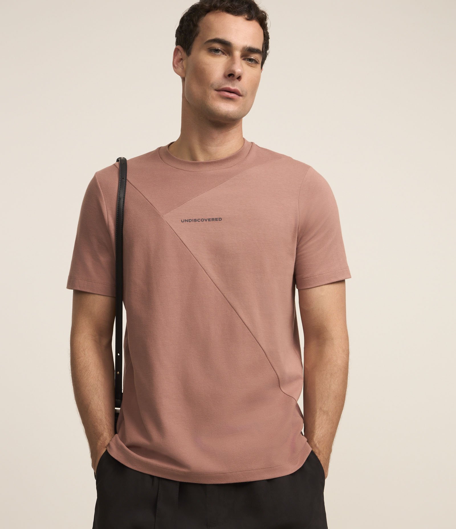 Camiseta em Algodão com Estampa Lettering Textura e Detalhe em Recortes 1