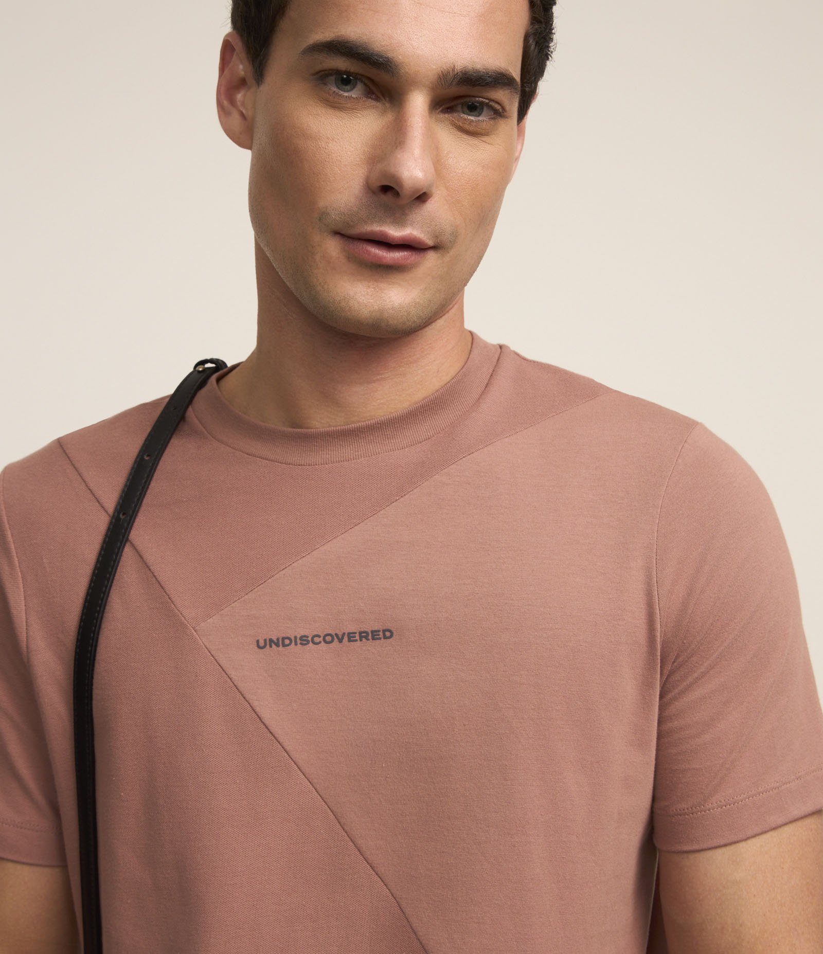 Camiseta em Algodão com Estampa Lettering Textura e Detalhe em Recortes 3