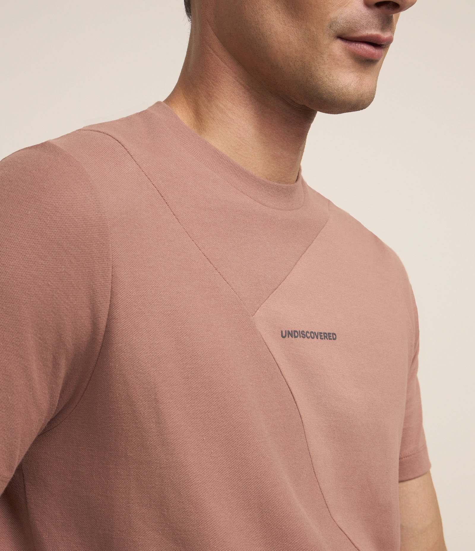 Camiseta em Algodão com Estampa Lettering Textura e Detalhe em Recortes 4