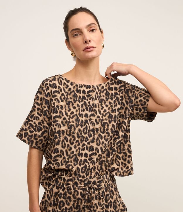 Blusa em Crepe com Estampa Animal Print Onça