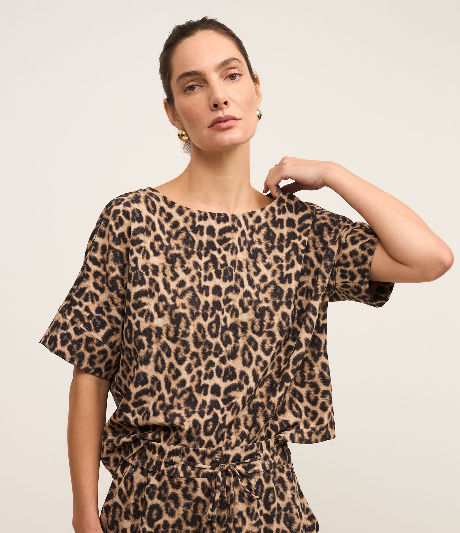 Blusa em Crepe com Estampa Animal Print Onça Marrom 1