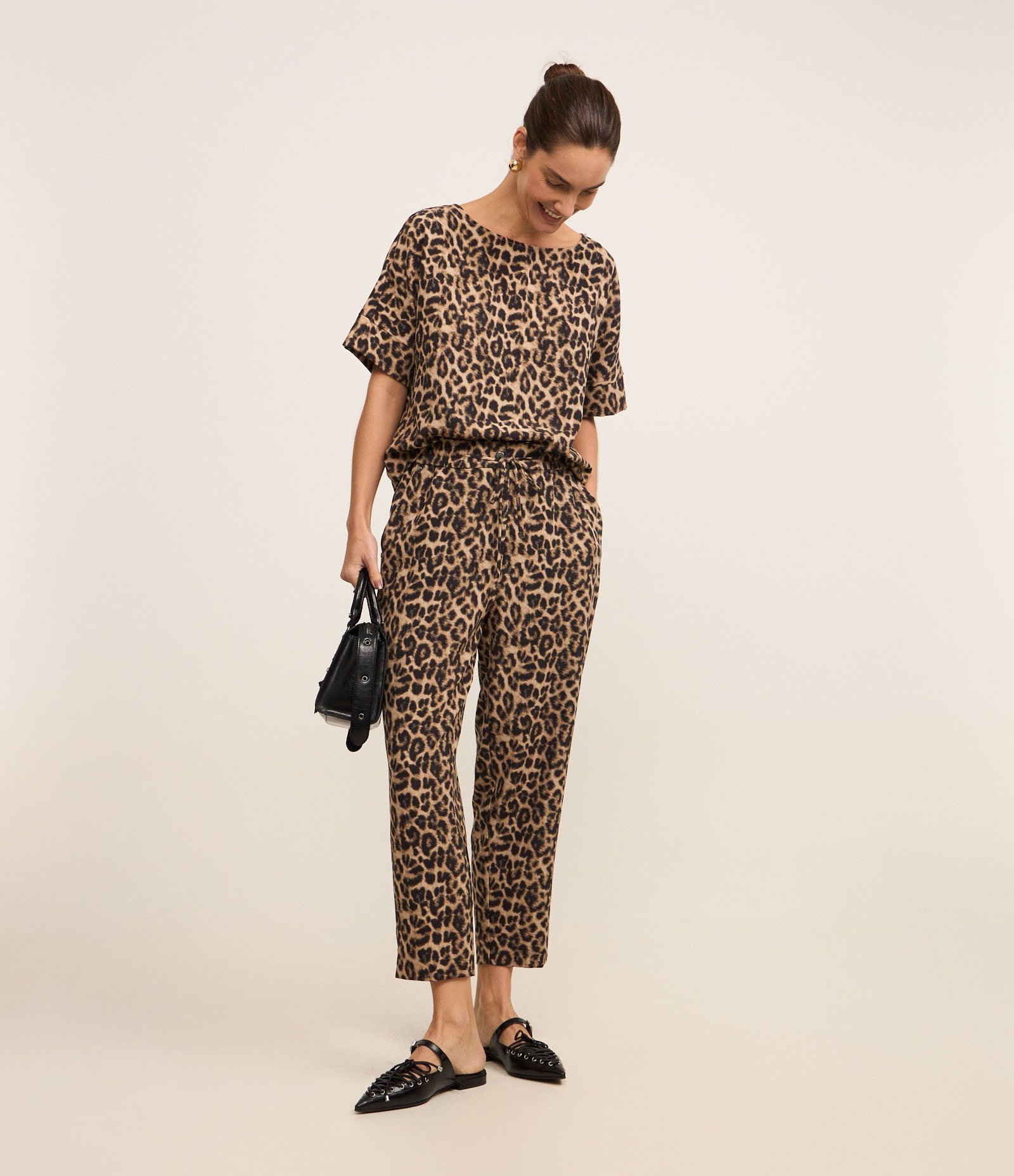 Blusa em Crepe com Estampa Animal Print Onça Marrom 2