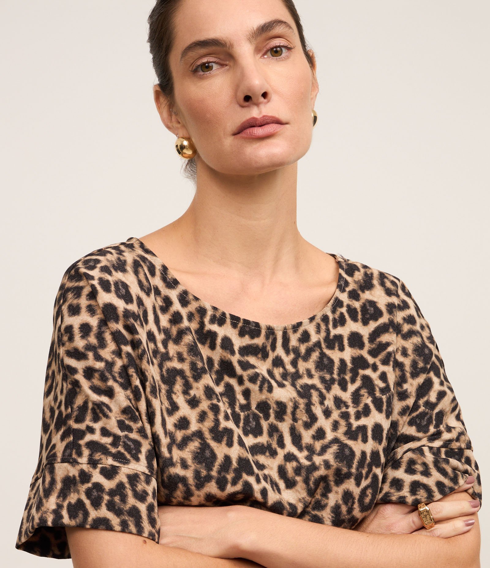 Blusa em Crepe com Estampa Animal Print Onça Marrom 3
