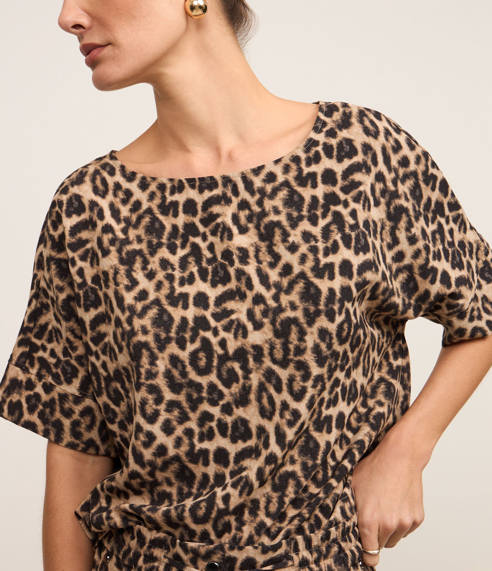 Blusa em Crepe com Estampa Animal Print Onça Marrom 4