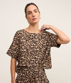 Blusa em Crepe com Estampa Animal Print Onça