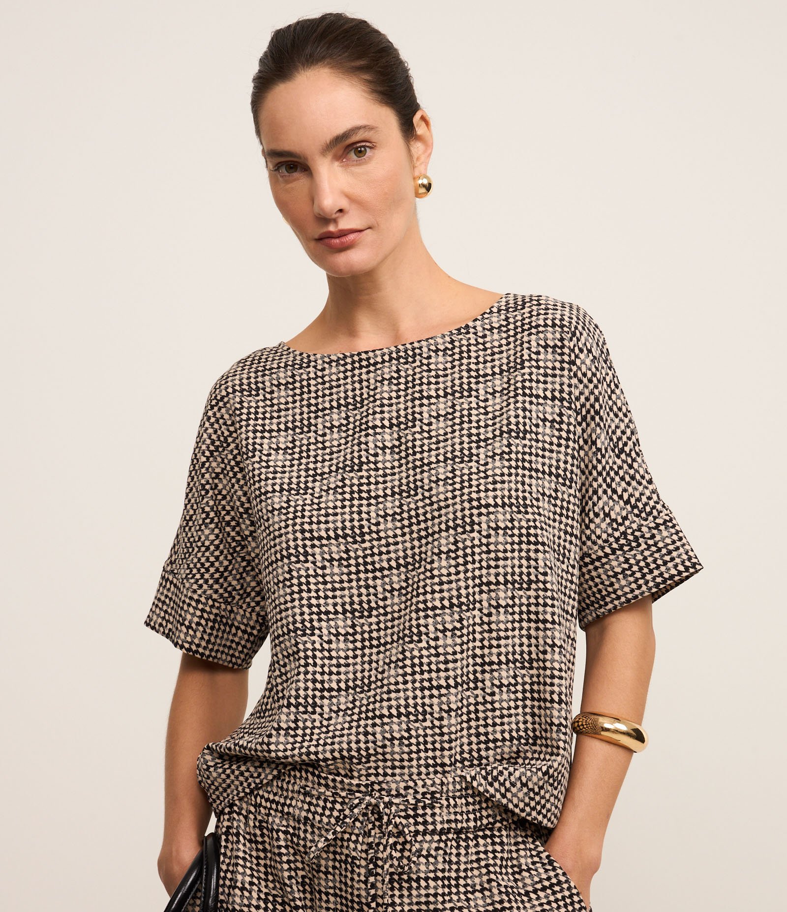 Blusa em Crepe Estampada Xadrez Pied-de-Poule Bege/Preto 1