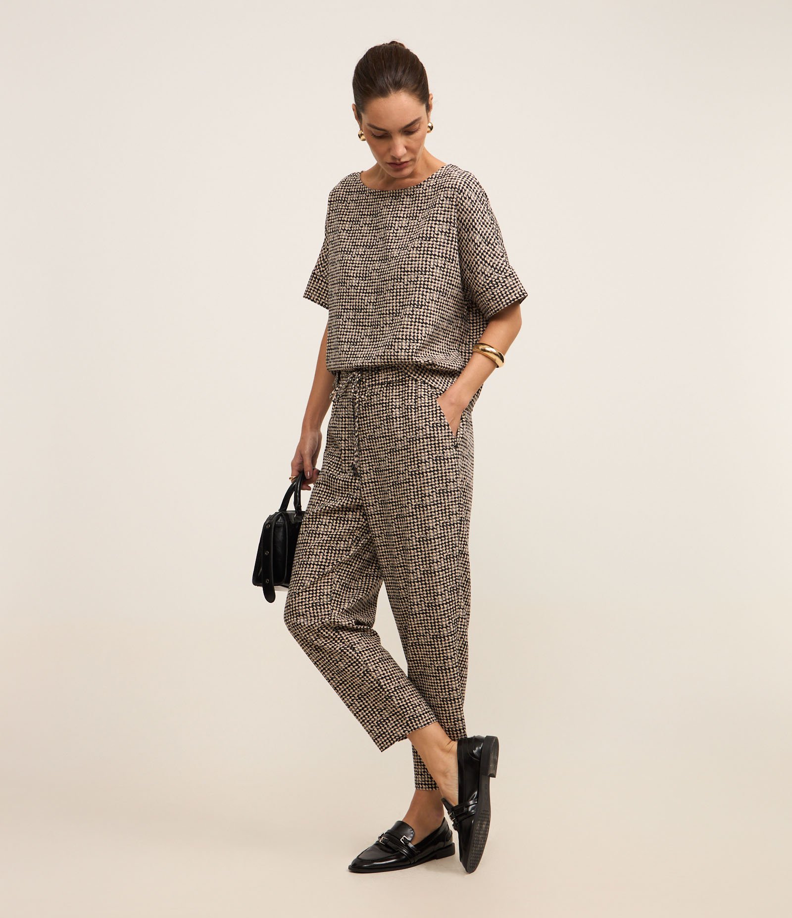 Blusa em Crepe Estampada Xadrez Pied-de-Poule Bege/Preto 2