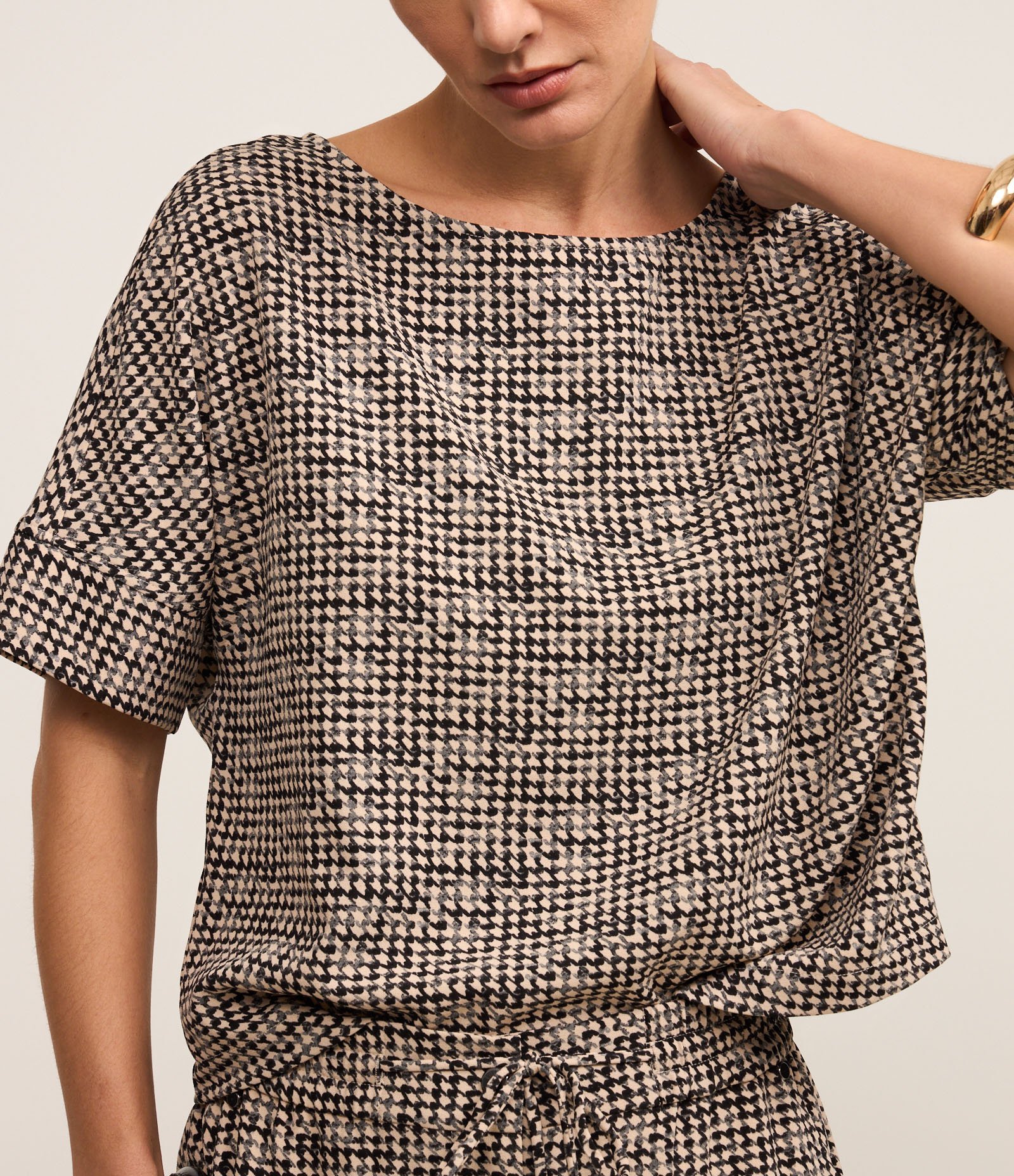 Blusa em Crepe Estampada Xadrez Pied-de-Poule Bege/Preto 3