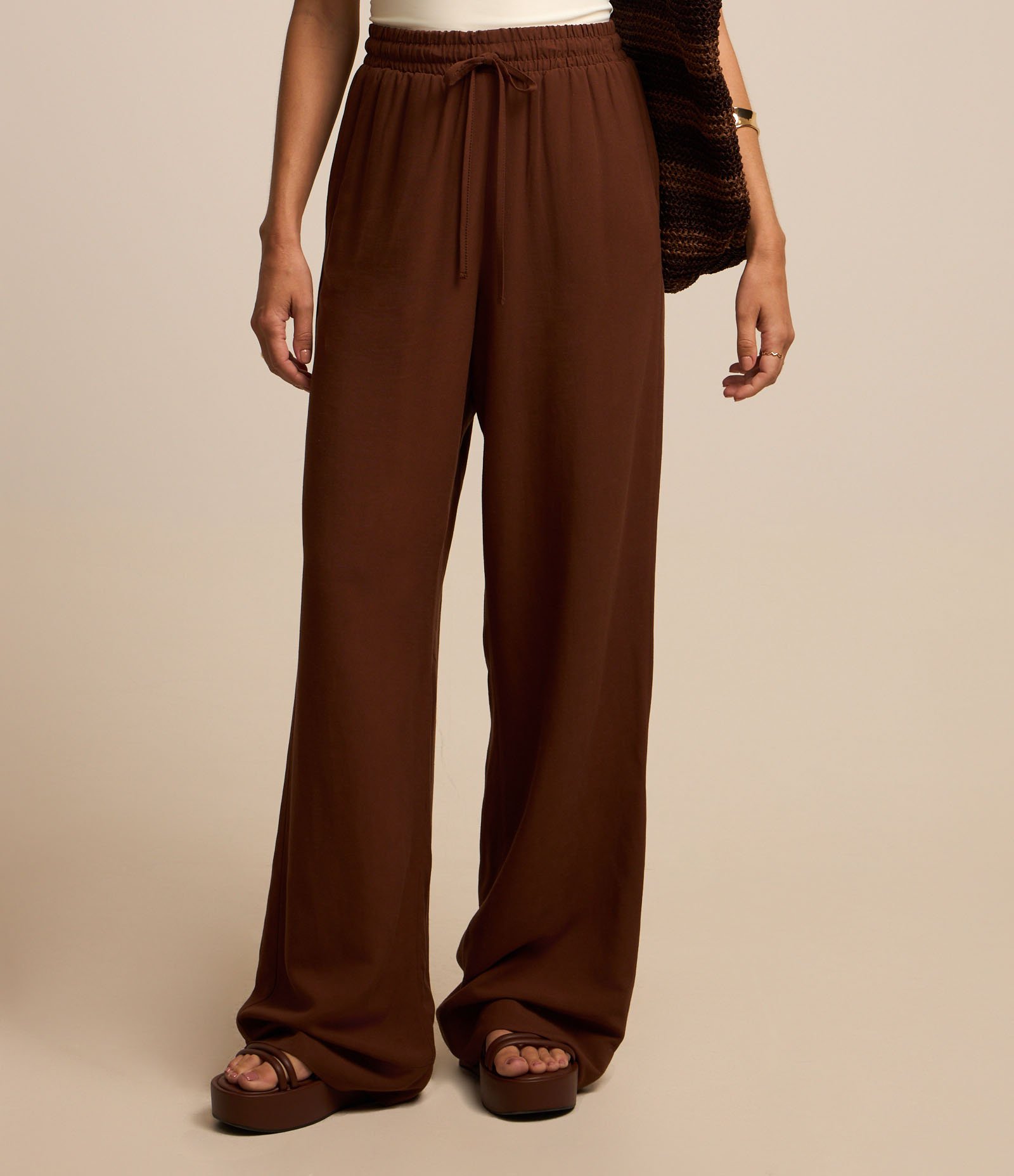 Calça Pantalona em Viscolinho com Cós Elástico Marrom 3