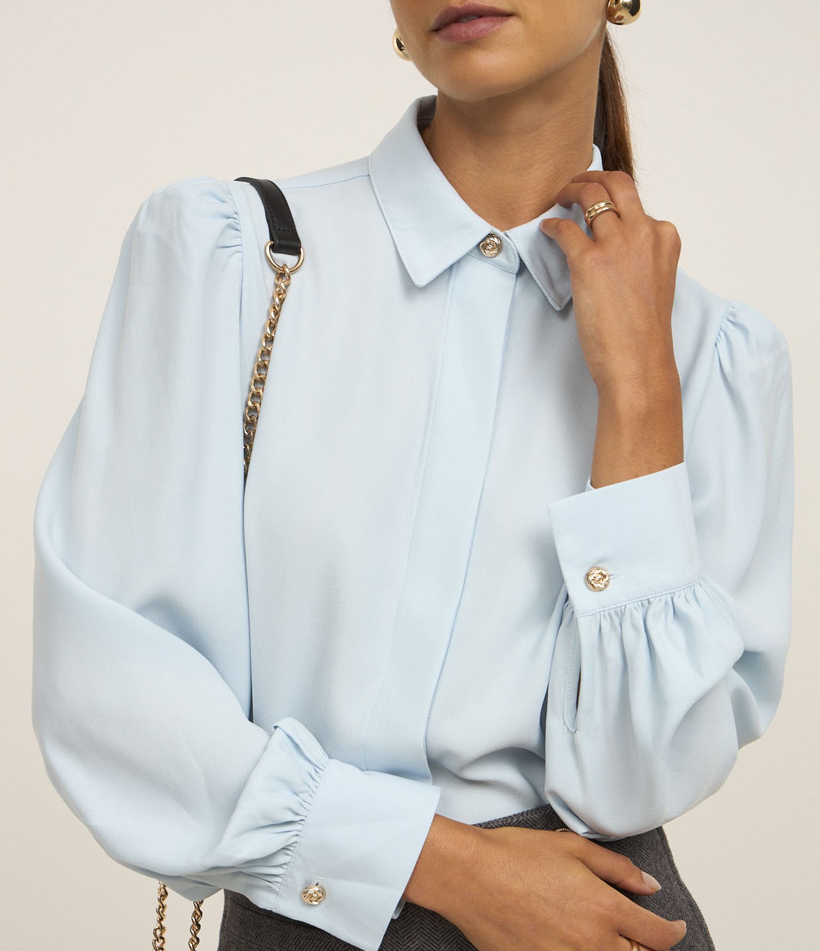 Camisa em Crepe com Botão Diferenciado e Manga Bufante Azul 3