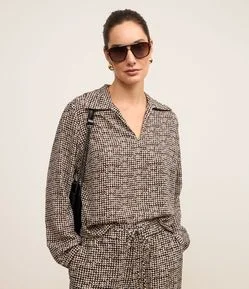 Blusa em Crepe com Estampa Pied-de-Poule e Gola Polo