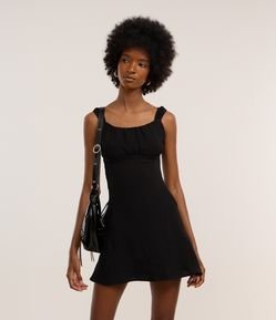 Vestido Curto em Crepe Enrugadinho e Zíper Lateral