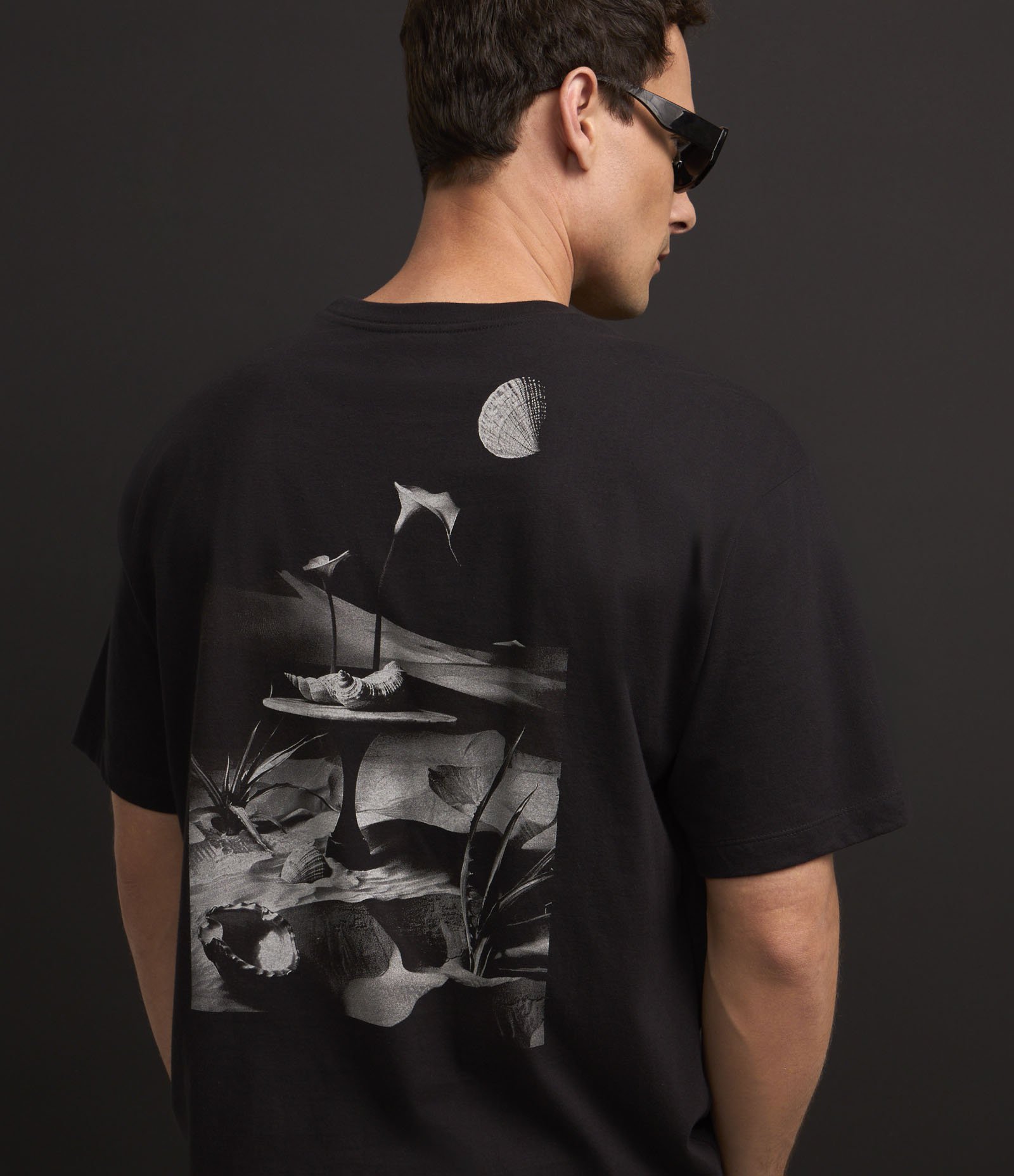 Camiseta Boxy em Algodão com Estampa Surrealismo Preto 1