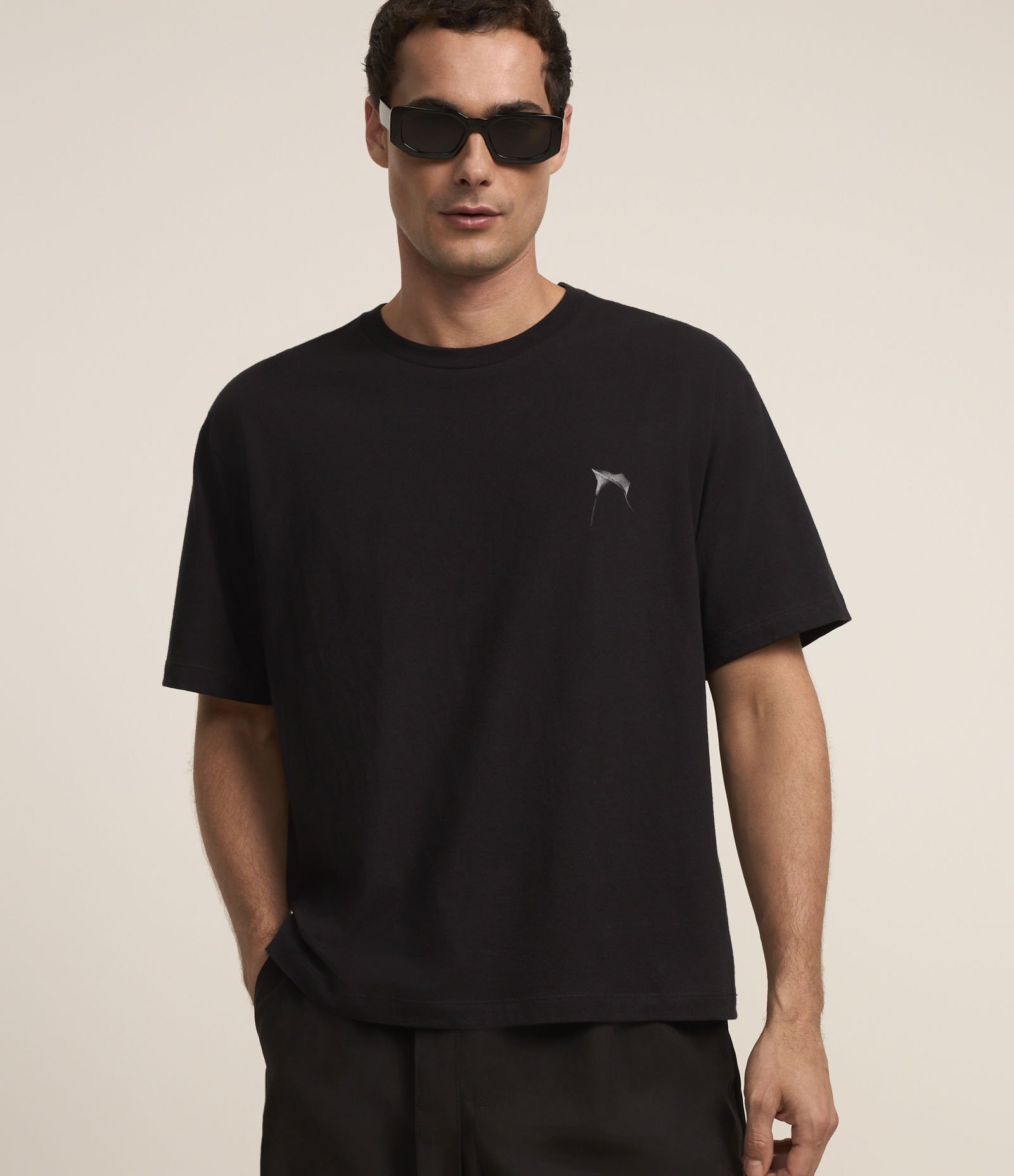 Camiseta Boxy em Algodão com Estampa Surrealismo Preto 2