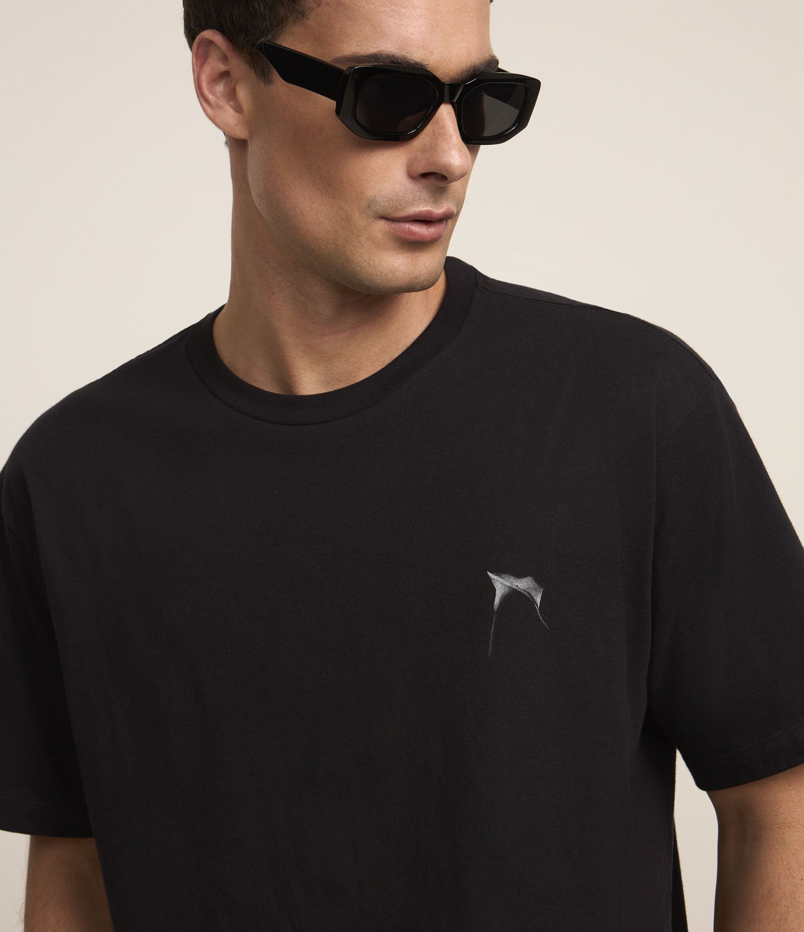 Camiseta Boxy em Algodão com Estampa Surrealismo Preto 4