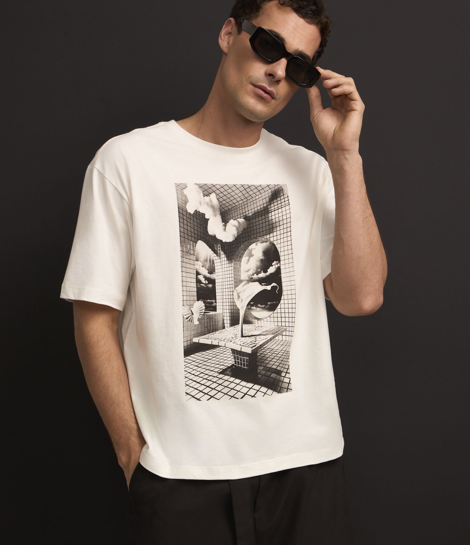 Camiseta Manga Curta  Estampa Surrealismo Off White 7
