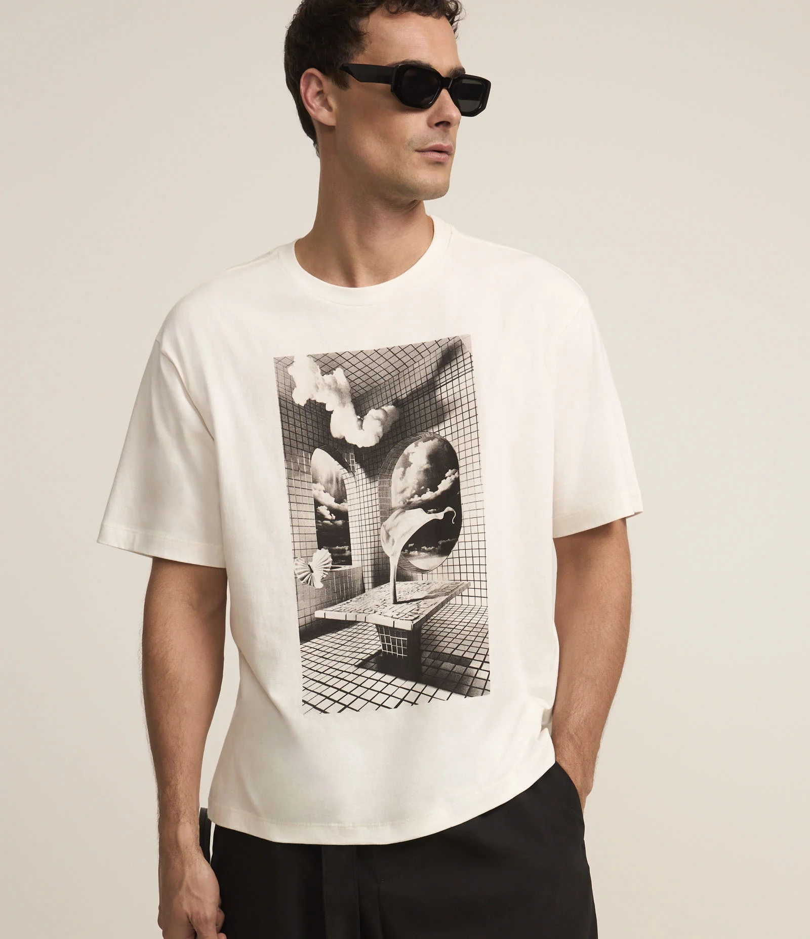 Camiseta Manga Curta  Estampa Surrealismo Off White 2