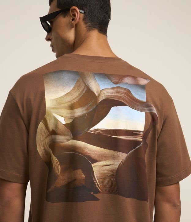 Camiseta Boxy em Algodão com Estampa Surrealista