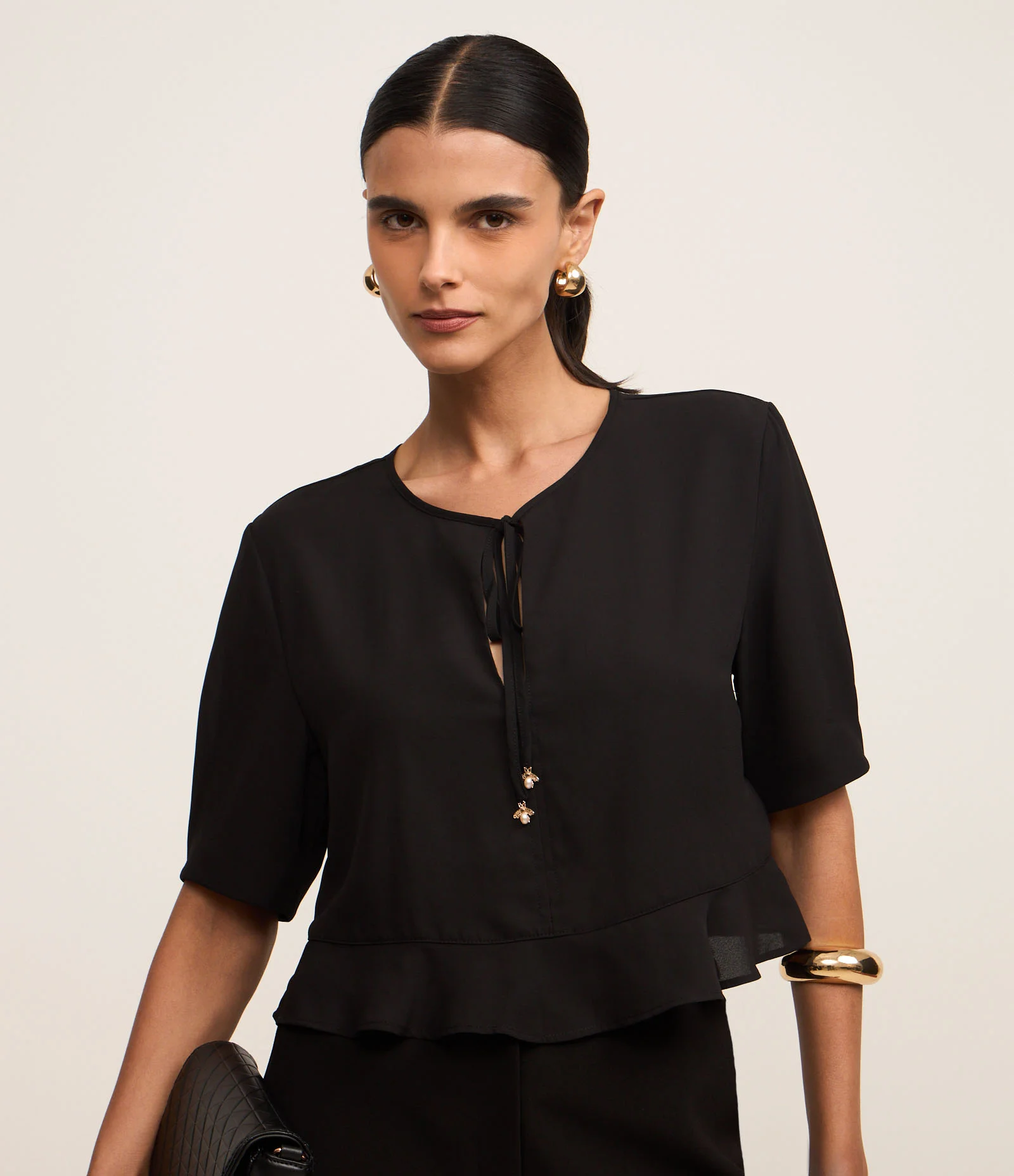 Blusa em Chiffon com Pingente de Besouro na Amarração Preto 1