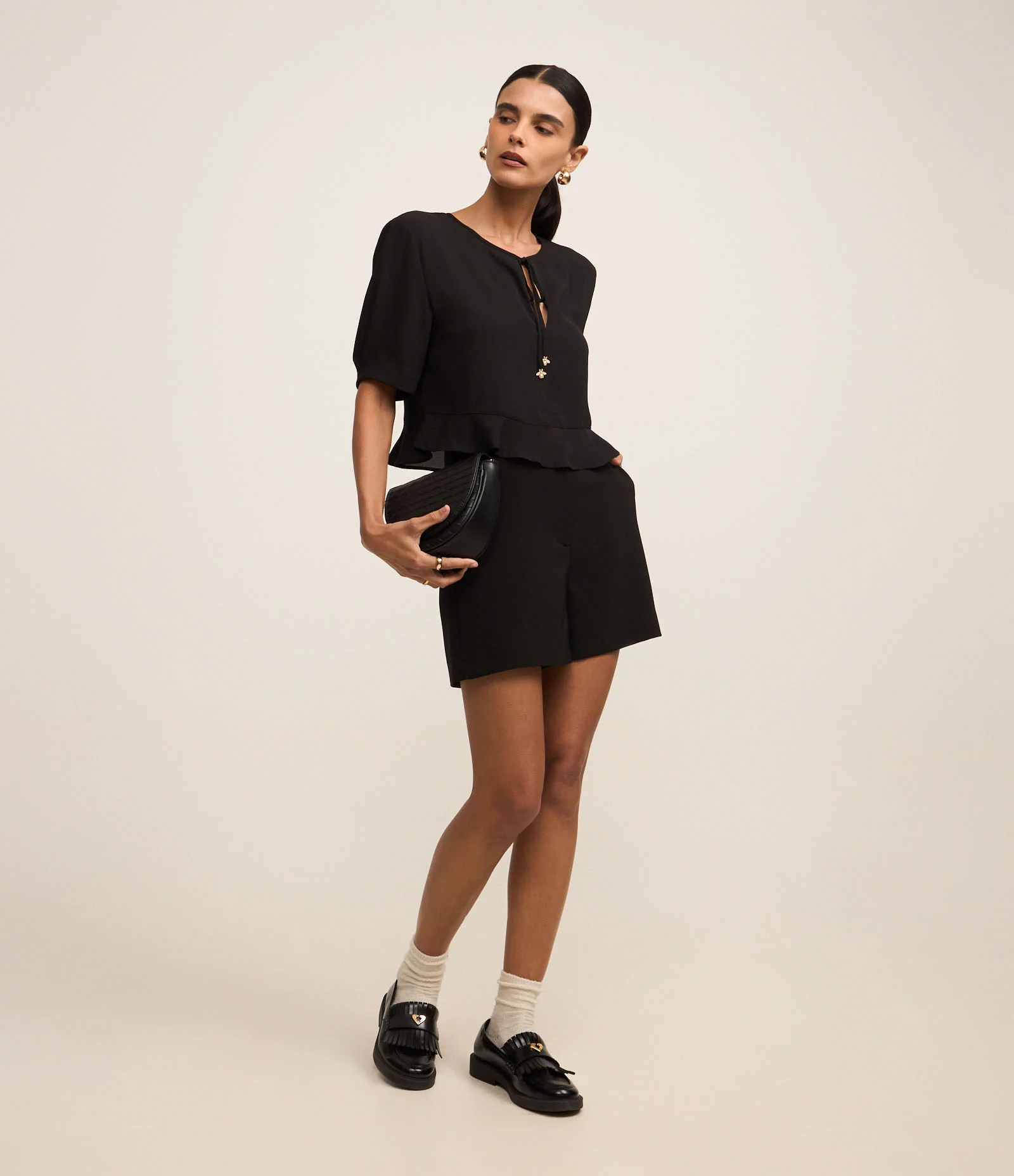 Blusa em Chiffon com Pingente de Besouro na Amarração Preto 2