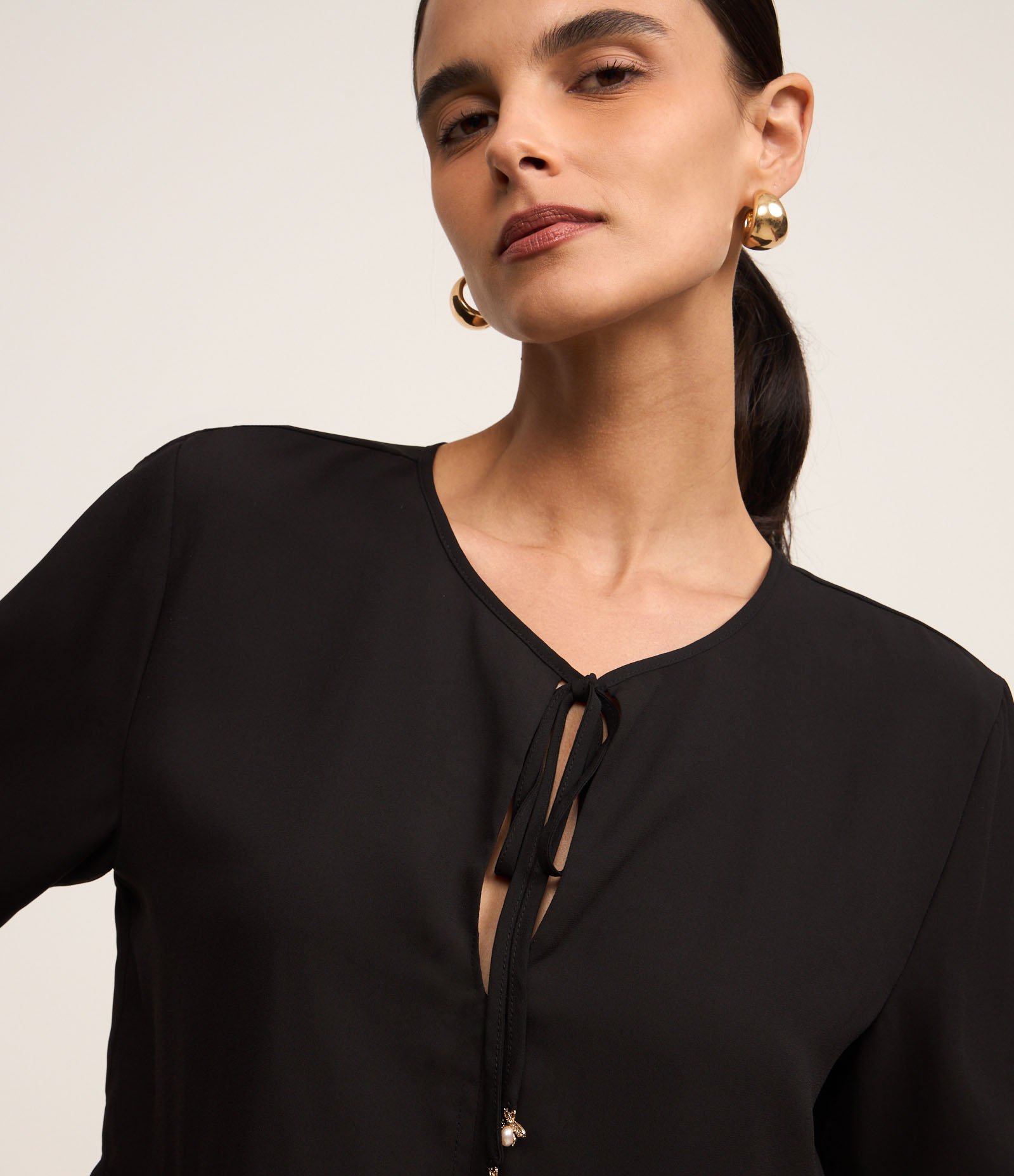 Blusa em Chiffon com Pingente de Besouro na Amarração Preto 4