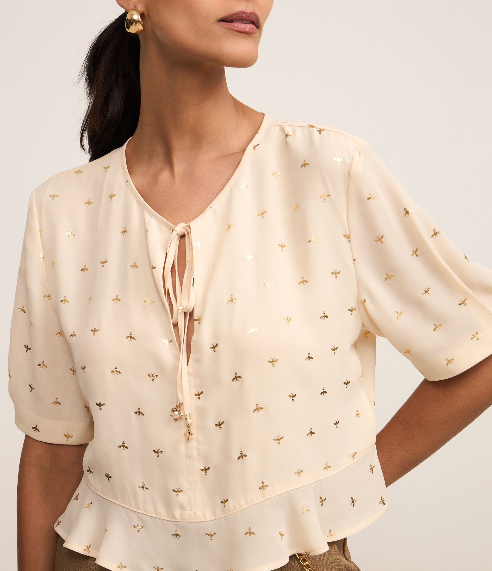 Blusa em Chiffon com Estampa Abelha em Efeito Metalizado Bege 1